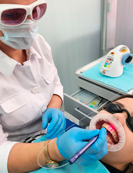 Лечение лазером десен стоматологом СтомаЭстет